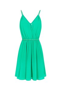 Grön kort klänning med inslag av wrap design, justerbara spaghetti-stödlänkar och en samlad midja med ett gyllene accentbälte. Slät tygstruktur.