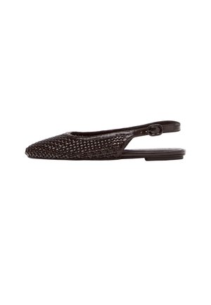 Schwarzer geflochtener Lederflacher Slingback-Schuh mit spitzer Zehe und kleinem Schnallenriemen an der Ferse.
