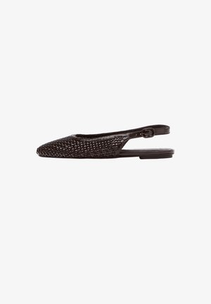 Schwarzer geflochtener Lederflacher Slingback-Schuh mit spitzer Zehe und kleinem Schnallenriemen an der Ferse.