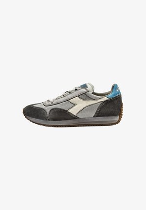 Scarpa da corsa retrò in pelle scamosciata grigia e mesh con logo bianco, accentuata da un tallone blu e suola in gomma texturizzata.