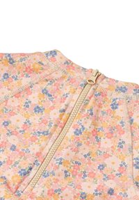 Tissu de robe florale avec de petites fleurs roses, jaunes et bleues sur un fond rose doux. Comprend une fermeture éclair crème à l'arrière.