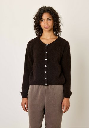 Dunkelbraune Strickjacke mit Rundhalsausschnitt und weißen Knöpfen auf der Vorderseite, mit weichem Material und langen Ärmeln.