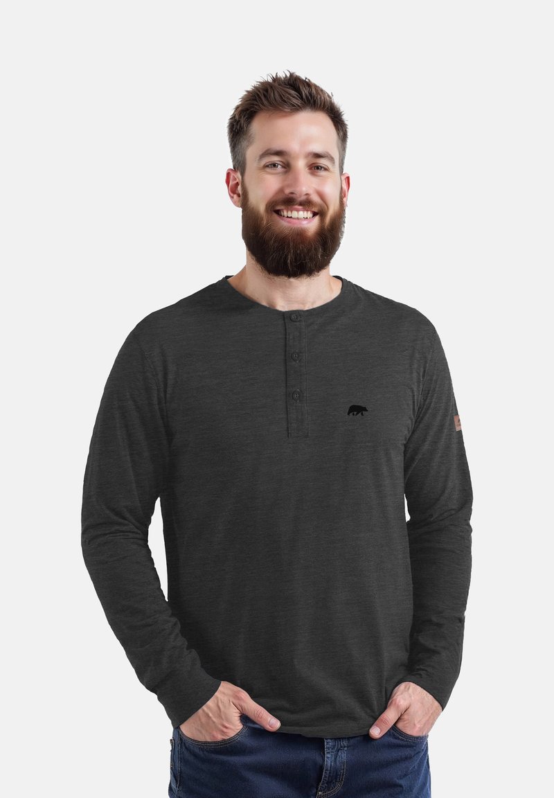Camisa henley de manga larga en gris oscuro con tres botones y un pequeño logo de oso en el pecho, hecha de una tela suave y texturizada.