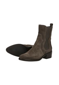 Grijze suède enkelboots met elastische zijpanelen, spitse neus, gestapeld hak en gladde zool. Voorzien van stikdetails langs de zijkanten.