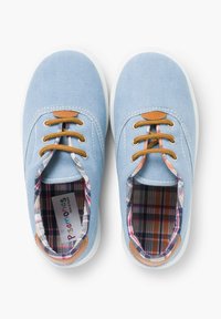 Scarpe in tela azzurro chiaro con suole bianche, occhielli e stringhe marroni, con un motivo a quadri all'interno. Design della punta rotonda con dettagli in pelle.