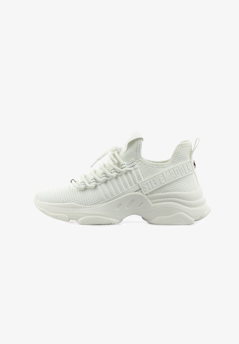 Chaussure de sport blanche avec un dessus en tricot et des accents côtelés. Comprend une semelle rembourrée et un logo de marque proéminent sur le côté.