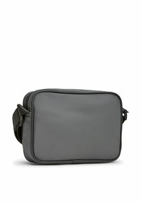Bolsa rectangular gris hecha de un textil suave, con cierre superior, correa ajustable y diseño minimalista sin logotipos visibles.