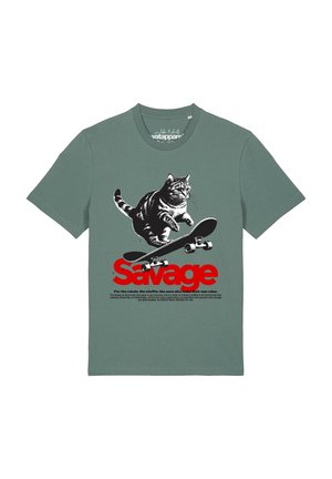 Groen T-shirt met afbeelding van een zwart-witte kat die op een skateboard springt boven het rode woord "Savage" en kleinere zwarte tekst eronder.