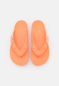 Crocs CLASSIC PLATFORM FLIP  - Sapatos para piscina - papaya