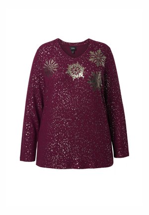 Haut à manches longues bordeaux avec col en V, présentant des motifs de flocons de neige argentés et des accents métalliques dispersés sur un tissu texturé.