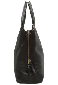 Mustassa nahkaista käsilaukkua, jossa on sileä pinta, kapeneva muoto ja kultainen vetoketjusuljin. Sisältää kaksi lyhyttä kahvaa ja koristeellisen tupsun.