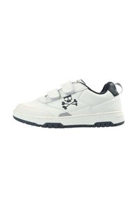 Weißer Sneaker mit Klettverschlüssen; schwarzes Totenkopf- und Knochen-Grafik auf der Seite; strukturiertes Obermaterial und Gummisohle; minimales Design.