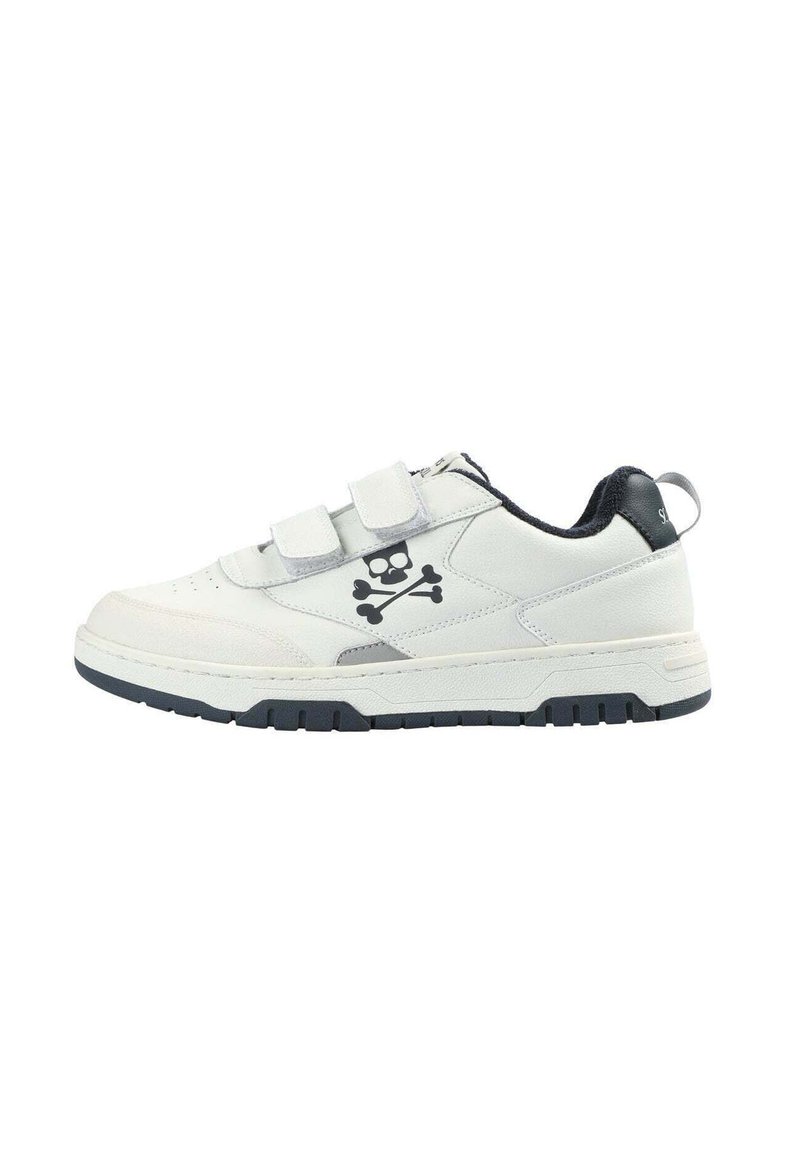 Weißer Sneaker mit Klettverschlüssen; schwarzes Totenkopf- und Knochen-Grafik auf der Seite; strukturiertes Obermaterial und Gummisohle; minimales Design.