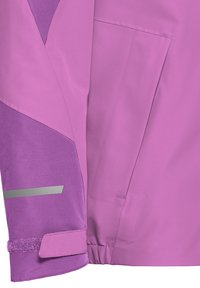 Veste violette combinant des tissus mats et brillants, une bande réfléchissante et une poche extérieure. Fermeture des poignets ajustable avec velcro.