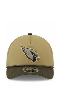 Beige Basecap mit gesticktem schwarzen und gelben Vogel-Logo. Sie hat einen gebogenen Schirm und einen verstellbaren Riemen auf der Rückseite.