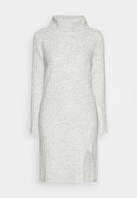 Abito sweater grigio chiaro con collo alto, maniche lunghe, texture a coste e uno spacco laterale, progettato per una silhouette aderente.