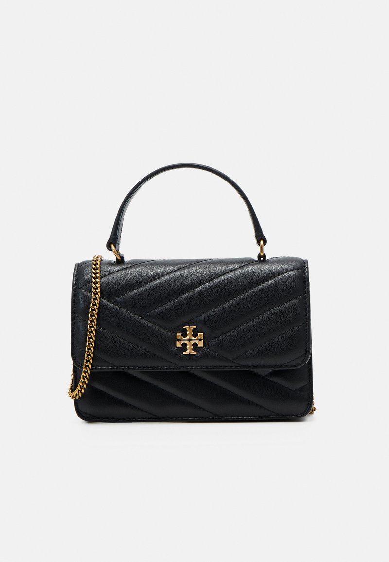 Μαύρη δερμάτινη τσάντα χειρός με καπιτονέ σχέδιο, χρυσή αλυσίδα ώμου, λαβή από πάνω και χρυσό έμβλημα μπροστά.