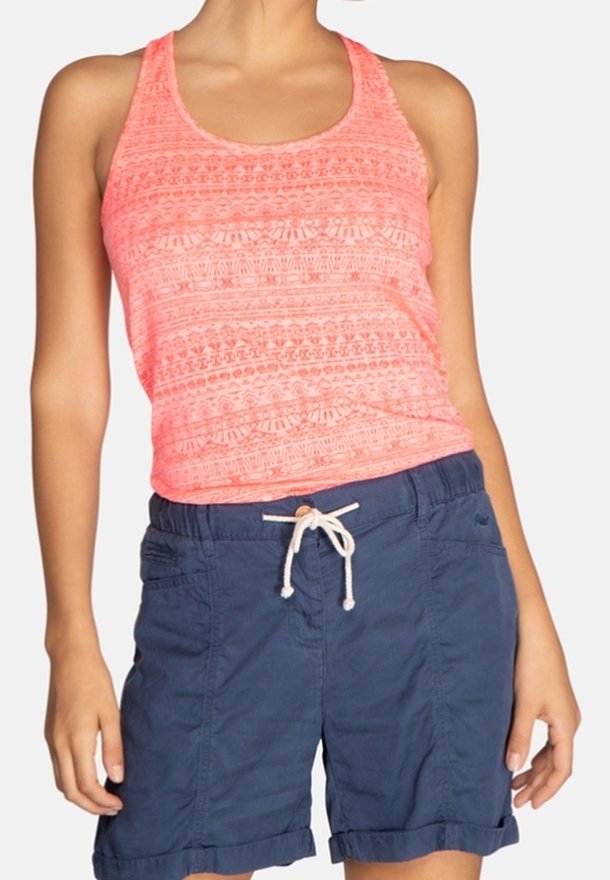 Top sin mangas de coral brillante con una textura de patrón intrincado, combinado con pantalones cortos azul marino con cintura elástica y dobladillos enrollados.