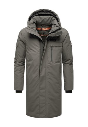 Szürke, hosszú parkajaket, kapucnival, cipzáras záródással, több zsebbel, fekete kiegészítőkkel és narancssárga címkével rendelkező belső béléssel.