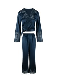 Navy satijnen pyjama set met een wikkeltop met kantaccenten op de mouwen en onderrand, en bijpassende pantalons met elastische tailleband en kantafwerking.