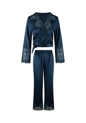Navy satijnen pyjama set met een wikkeltop met kantaccenten op de mouwen en onderrand, en bijpassende pantalons met elastische tailleband en kantafwerking.