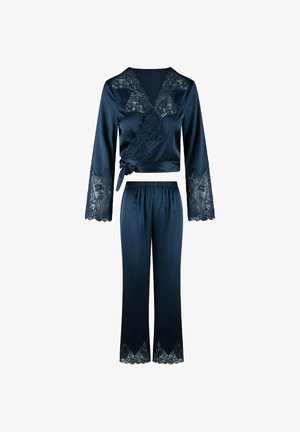 Navy Satin Schlafanzug-Set mit einer Wickeloberteile und Spitzeneinsätzen an den Ärmeln und dem Saum, sowie passenden Hose mit elastischem Bund und Spitzenverzierung.