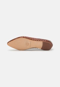 Chaussure en cuir tressé marron avec un bout pointu et une semelle marron clair. Présente un tressage détaillé et une texture lisse.