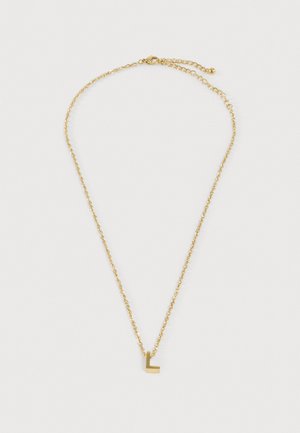 Collier chaîne en or délicat avec un petit pendentif lisse en forme de lettre "L" en or et un fermoir réglable sur fond blanc.