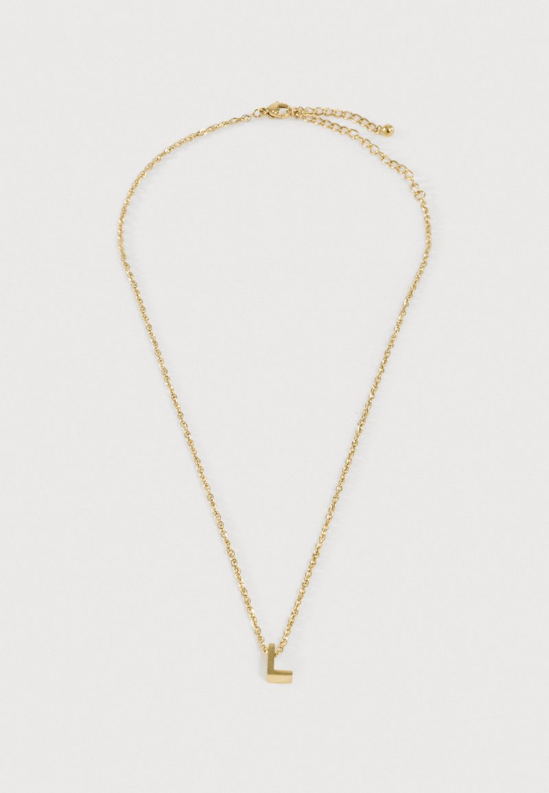 Collier chaîne en or délicat avec un petit pendentif lisse en forme de lettre "L" en or et un fermoir réglable sur fond blanc.