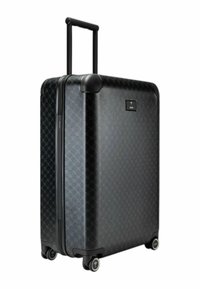 Schwarzer Hartschalenkoffer mit geometrischem Muster, ausziehbarem Griff und vier Rollen für Mobilität. Verfügt über eine Logoplatte und eine strukturierte Oberfläche.