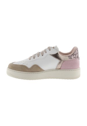 Zapatillas blancas y beige con una punta de gamuza, diseño metálico, tacón de gamuza rosa y acentos texturizados. Suela de goma con un patrón de banda de rodadura.
