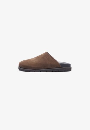 Bruine suede instapper met een ronde neus, zwarte rubberen zool en minimale detailing. Zorgt voor een soepele textuur met een casual ontwerp.