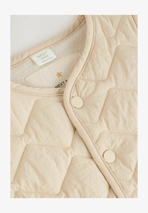 Gequilted beige babyvest met een ronde halslijn, twee drukknoopjes en een zachte binnenvoering. Bevat een subtiel ruitpatroon en label.