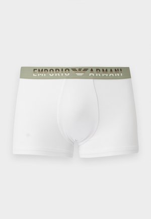 Hvite herrebokser med olivengrønn linning med teksten "EMPORIO ARMANI" og logo i metallisk gull.