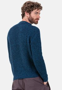 Blauer strukturierter Strickpullover mit Rundhalsausschnitt und langen Ärmeln, ausgestattet mit einem gerippten Saum und einem dezenten Muster durchgehend.