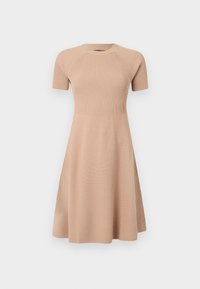 Vestido de malha em bege suave com mangas curtas, textura canelada na parte superior, saia evasé e decote redondo clássico.