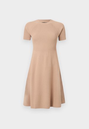 Rochie tricotată într-o nuanță moale de bej, cu mâneci scurte, textură în carouri în partea de sus, fustă evazată și decolteu clasic în forma unui cerc.