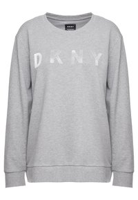 Světle šedá mikina s kulatým výstřihem a dlouhými rukávy, na hrudníku s nápisem "DKNY" tištěným bílými blokovými písmeny.