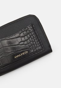 Anna Field Monedero - black