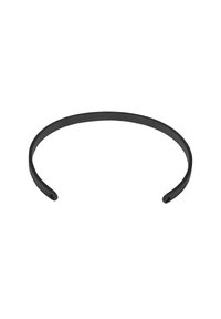 Serre-tête en plastique noir avec un design lisse et flexible, présentant une forme minimaliste et des bords arrondis. Sans embellissements supplémentaires.