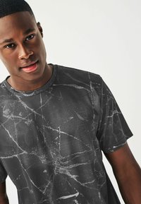 Next ACTIVE TIE DYE - Marškinėliai su spaudiniu - mottled black