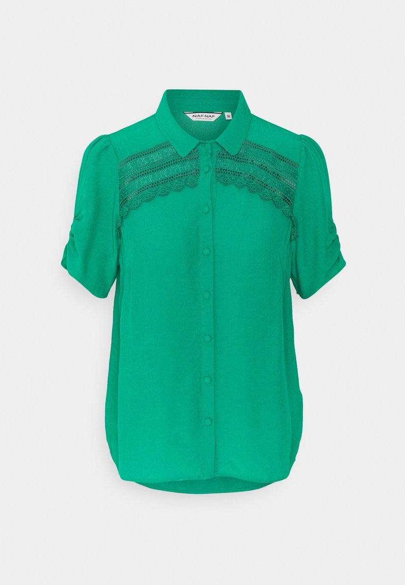 Blouse verte à manches courtes avec boutons sur le devant, col à revers, manches bouffantes et détails en dentelle sur le haut de la poitrine et les épaules.
