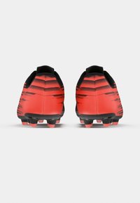 Ζευγάρι κόκκινων και μαύρων ποδοσφαιρικών παπουτσιών, εμφανιζόμενα από πίσω, με καρφιά στη σόλα και μοτίβα με βαθμιδωτές ρίγες.