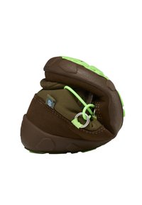 Bruine en groene schoen met een gestructureerde bovenkant, flexibele zool en een klittenbandsluiting. Bevat een ronde accent en een stoffen voering.
