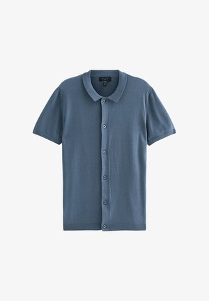 Niebieska koszulka polo na krótkim rękawie z guzikami i kołnierzykiem, rozłożona na płasko na białym tle.