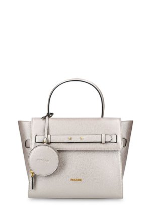 Sac à main en cuir gris clair texturé avec une poignée supérieure, un rabat avant, une pochette ronde pour pièces attachée et un petit logo doré "PICARD".