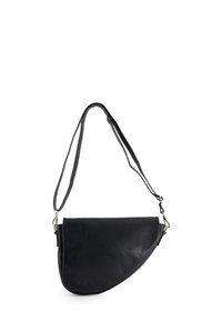 Czarna skórzana torebka crossbody o zakrzywionym kształcie. Posiada długi, regulowany pasek oraz srebrne okucia. Gładka tekstura, minimalistyczny design.
