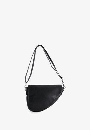 Sort læder crossbody taske med en buet form. Har en lang justerbar rem og hardware i sølvtoner. Glat tekstur, minimalistisk design.