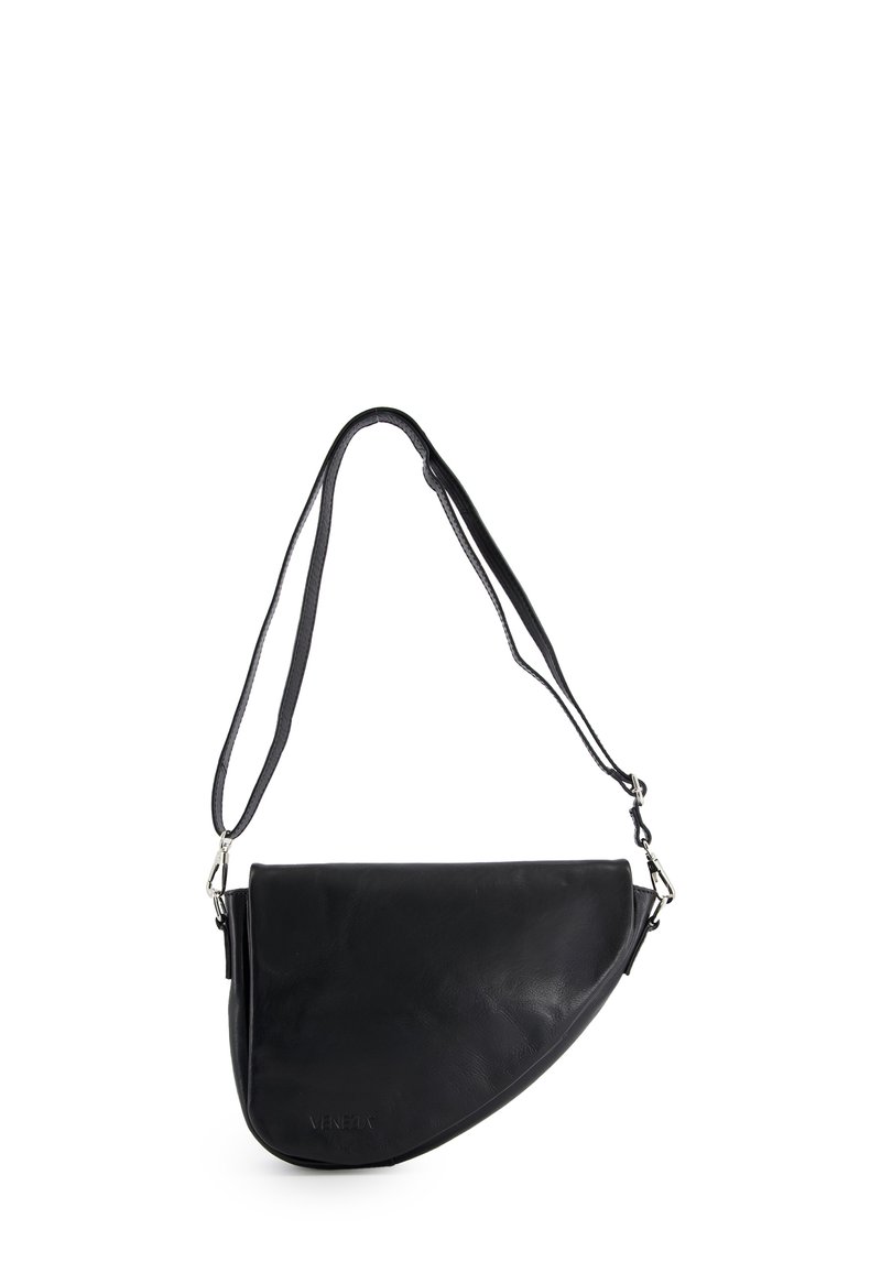 Czarna skórzana torebka crossbody o zakrzywionym kształcie. Posiada długi, regulowany pasek oraz srebrne okucia. Gładka tekstura, minimalistyczny design.