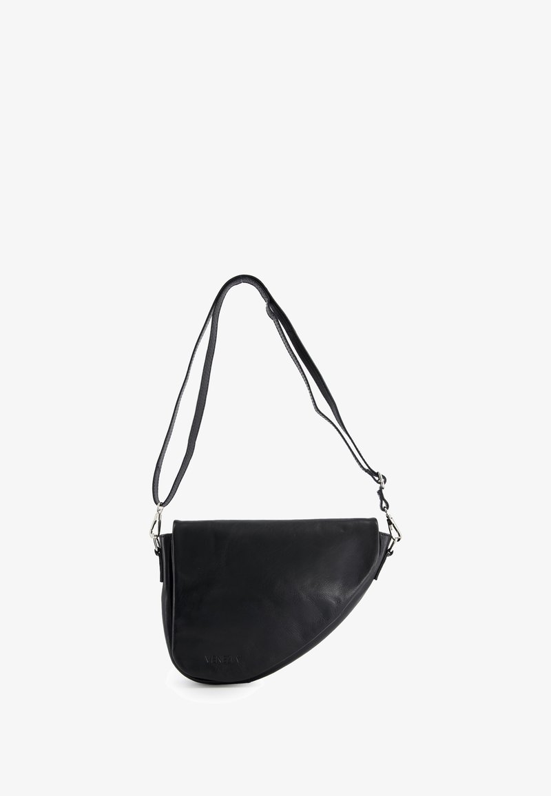 Czarna skórzana torebka crossbody o zakrzywionym kształcie. Posiada długi, regulowany pasek oraz srebrne okucia. Gładka tekstura, minimalistyczny design.